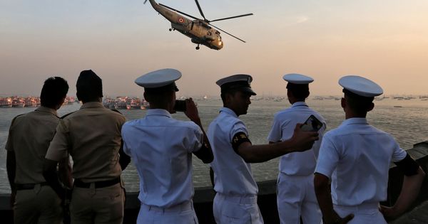 Foto: Policías y miembros de la Armada de la India observan los ensayos para el Día de la Marina en Mumbai, en diciembre de 2016. (Reuters)