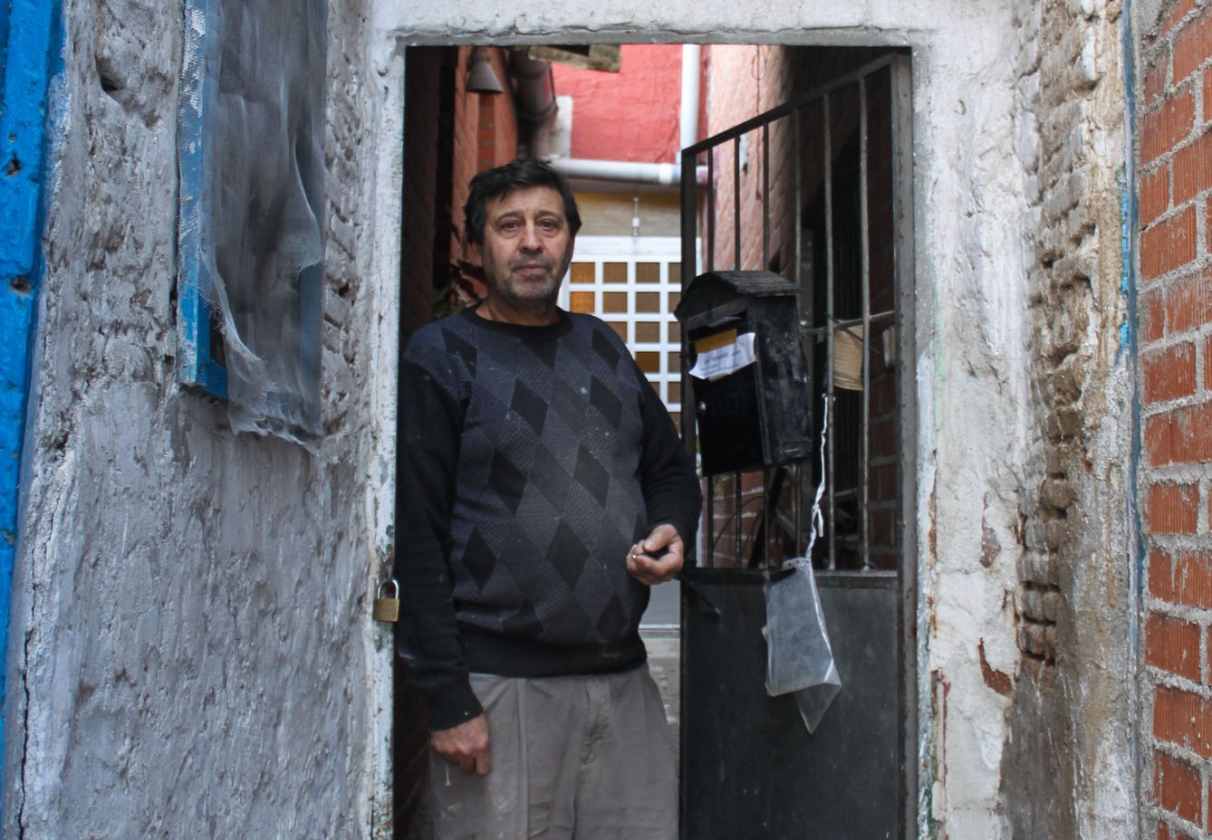 José Fernández Pozal en la puerta de su casa (Ángel Villarino)