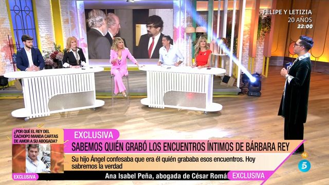 Emma García escucha la exclusiva de Sergio López en 'Fiesta'. (Mediaset)