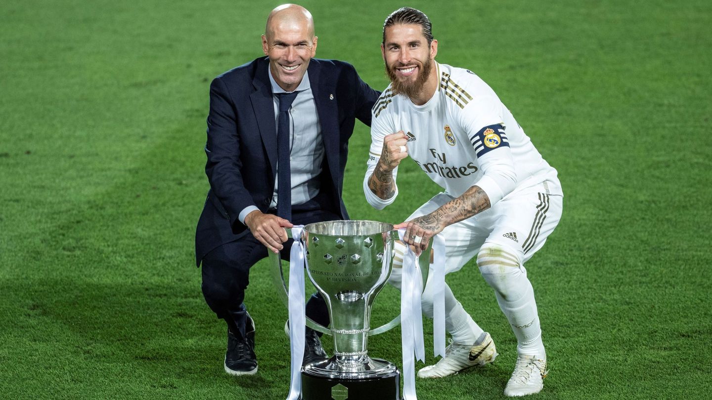 Zidane y Ramos, con el trofeo de la Liga 2020. (EFE)