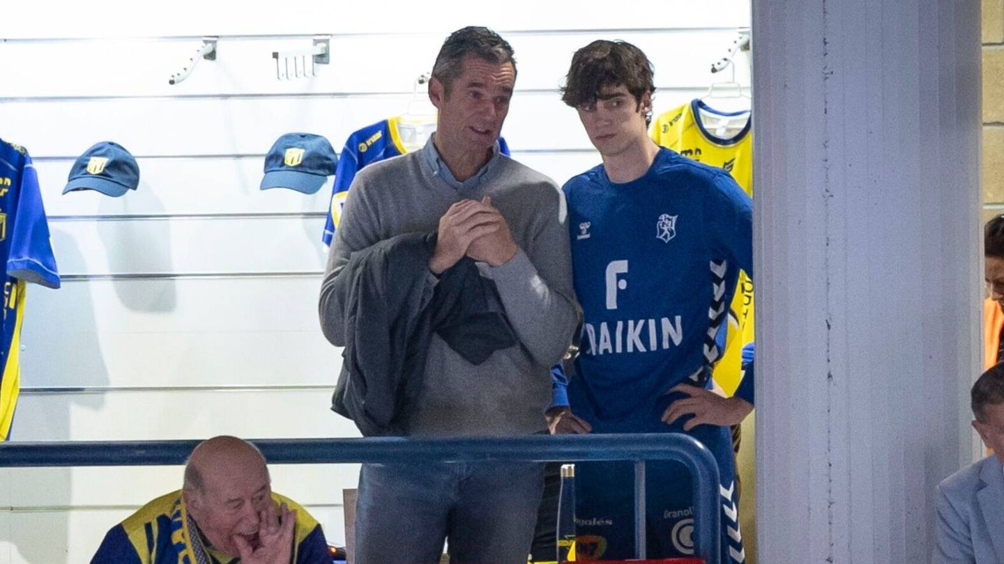 Iñaki Urdangarin con su hijo Pablo durante un partido de balonmano. (EFE/Javier Etxezarreta)