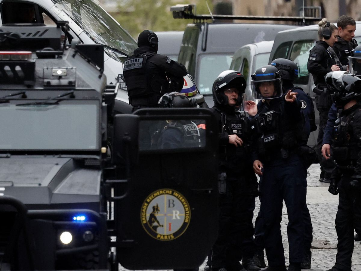 Foto: Agentes de policía en París frente al consulado de Irán en París. (Reuters)