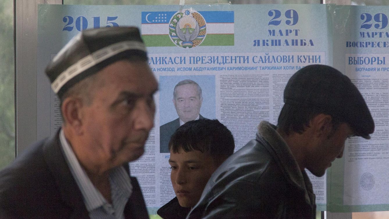 Foto: Ciudadanos uzbekos pasan frente a un póster electoral del presidente Islam Karímov en Tashkent, en marzo de 2015. (Reuters)