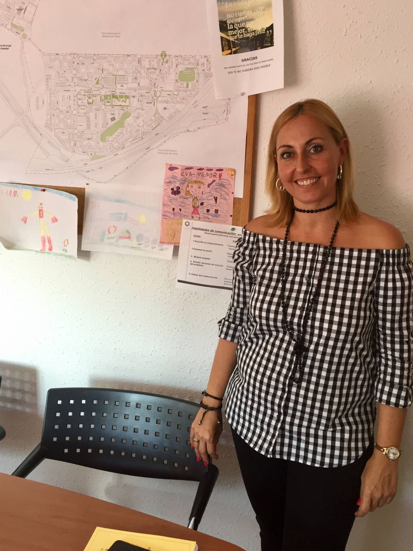 Eva Menor, alcaldesa de Badia, del PSC, este 29 de septiembre, con el mapa de la localidad a su derecha. (J. R.)