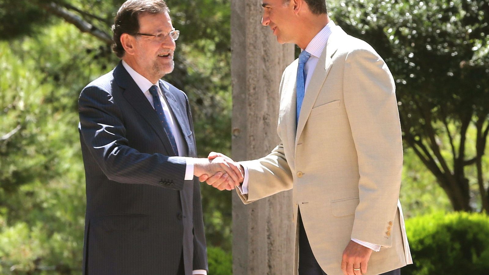 Foto: Mariano Rajoy y el rey Felipe VI se saludan en los jardines de Marivent. (EFE)