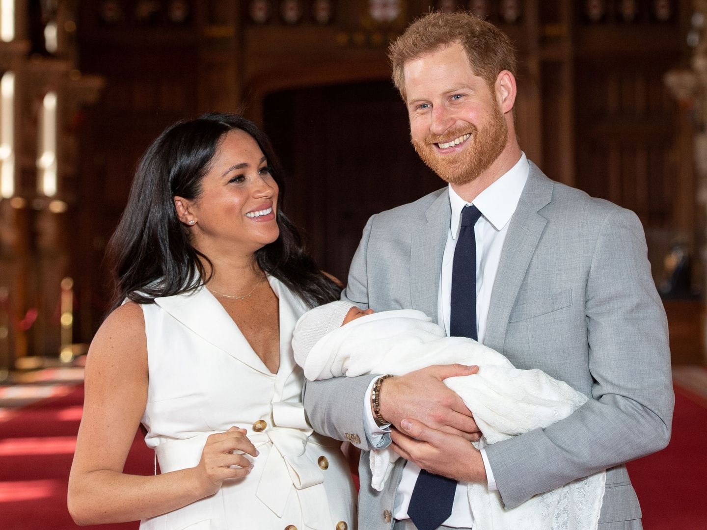 Meghan y Harry presentando a su hijo, recién nacido. (Reuters)