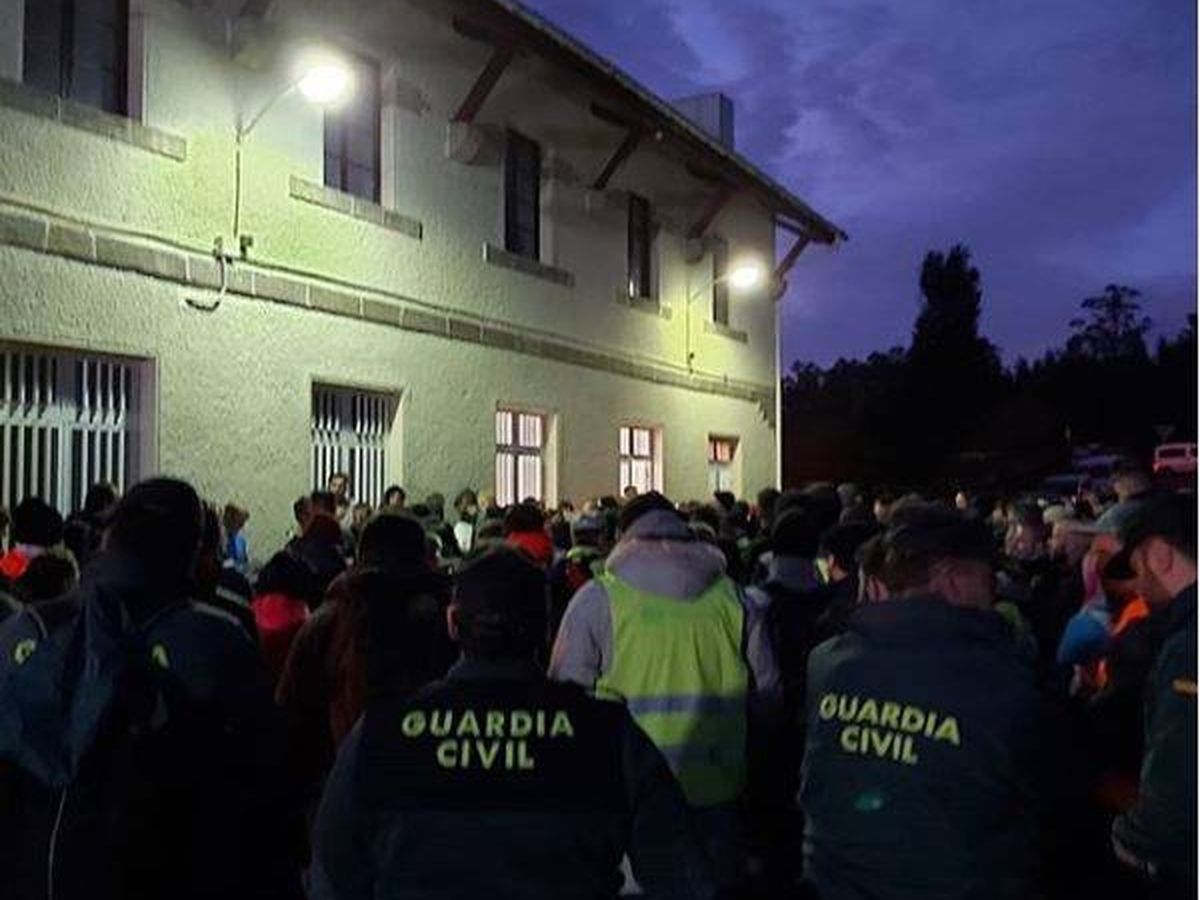 Foto: Voluntarios ya agentes participan en el dispositivo de búsqueda del joven. (Guardia Civil A Coruña)