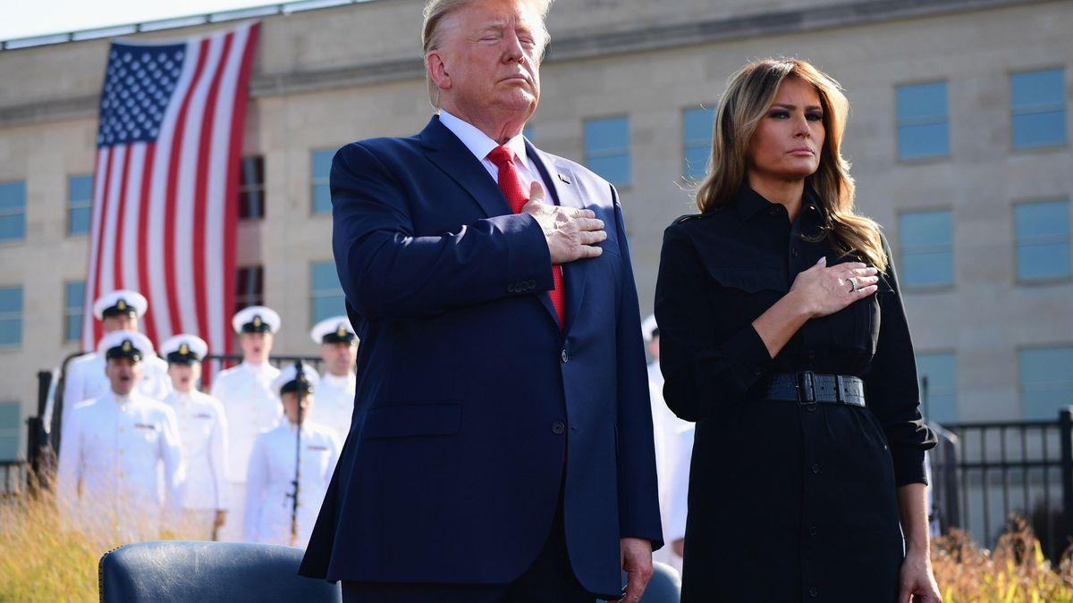 El abrigo (con costura polémica) de Melania Trump para el aniversario del 11-S