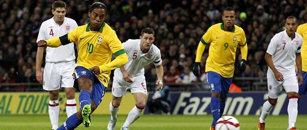 Foto: Inglaterra amarga el retorno de Ronaldinho mientras Portugal queda en evidencia