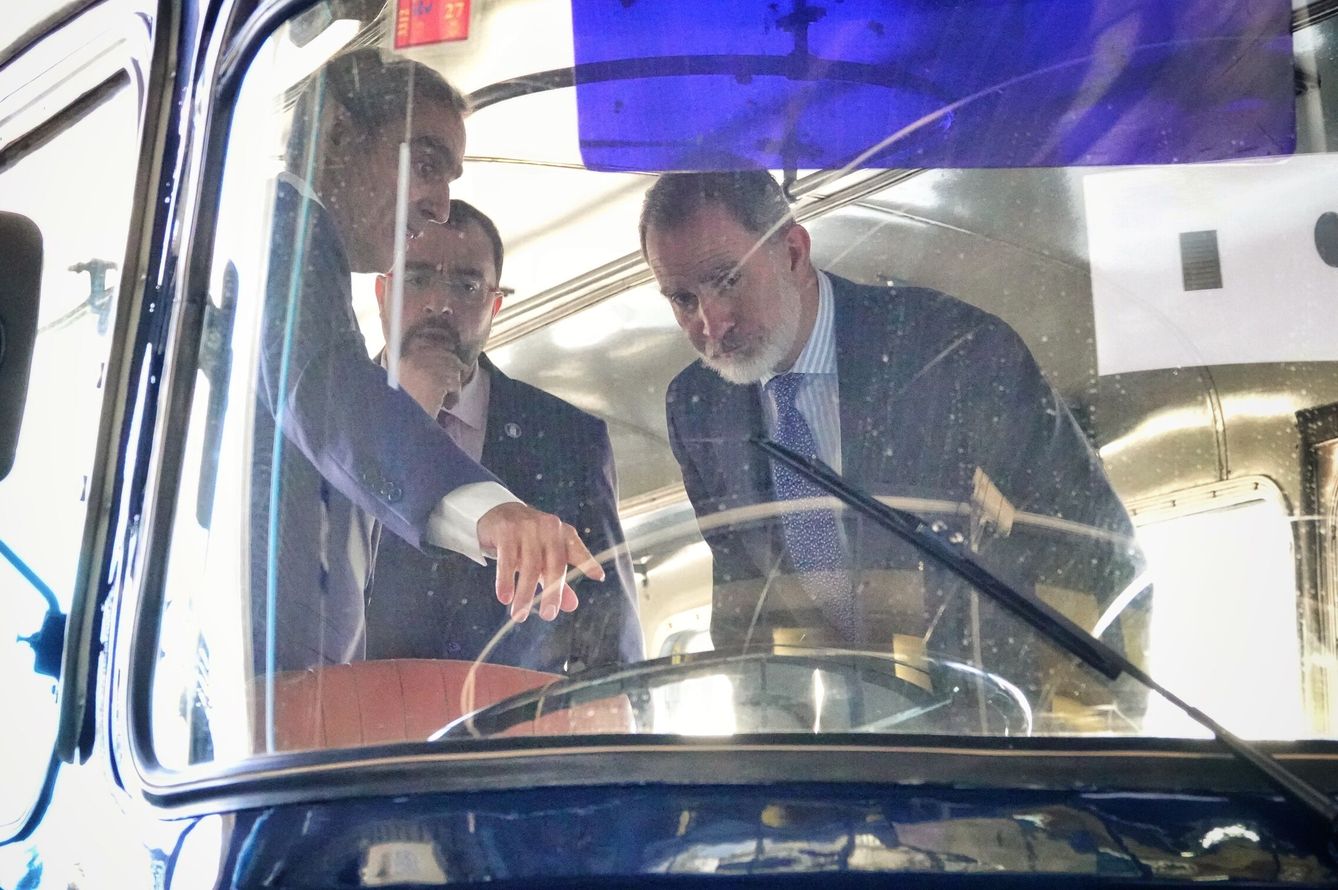 El rey Felipe VI en uno de los autocares de Alsa. (Europa Press)