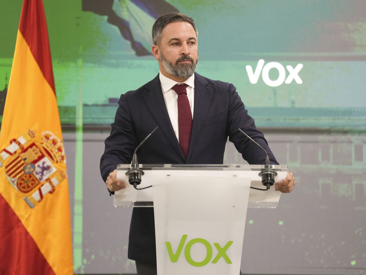 Foto: El líder de Vox, Santiago Abascal, en la rueda de prensa. (EFE/Borja Sánchez Trillo)