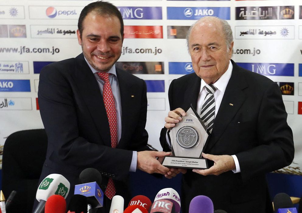 Foto: Desde 2011, Ali Bin al Husein (izquierda) es vicepresidente de la FIFA representando a la Confederación Asiática (EFE)