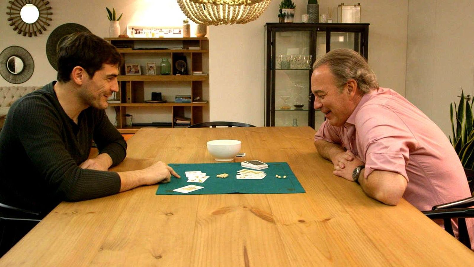 Foto: Iker Casillas y Bertín Osborne jugando al mus en un momento de la entrevista