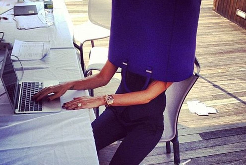 Victoria Beckham con el bolso en la cabeza (Foto: Instagram)