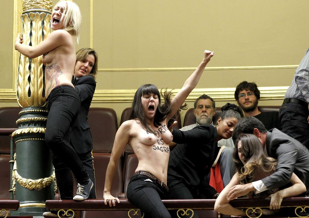 Foto: Tres mujeres del grupo Femen interrumpen en el pleno mientras comparece el ministro Gallardón (EFE)