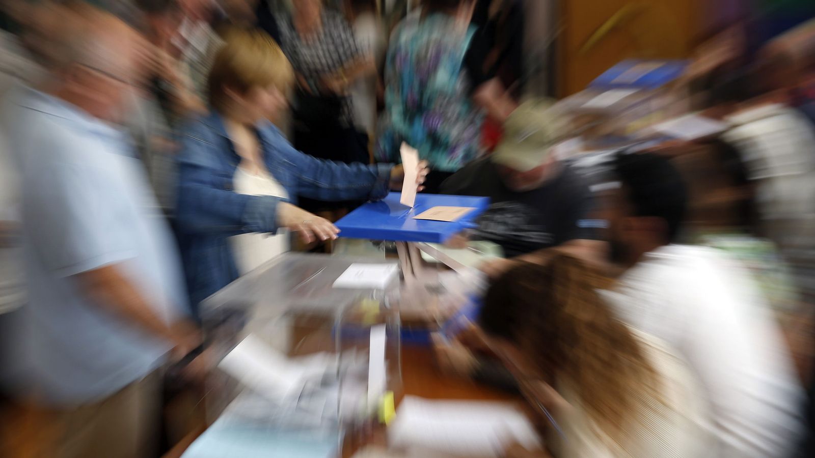 Foto: Una mujer ejerce su derecho al voto en San Sebastián. (EFE)
