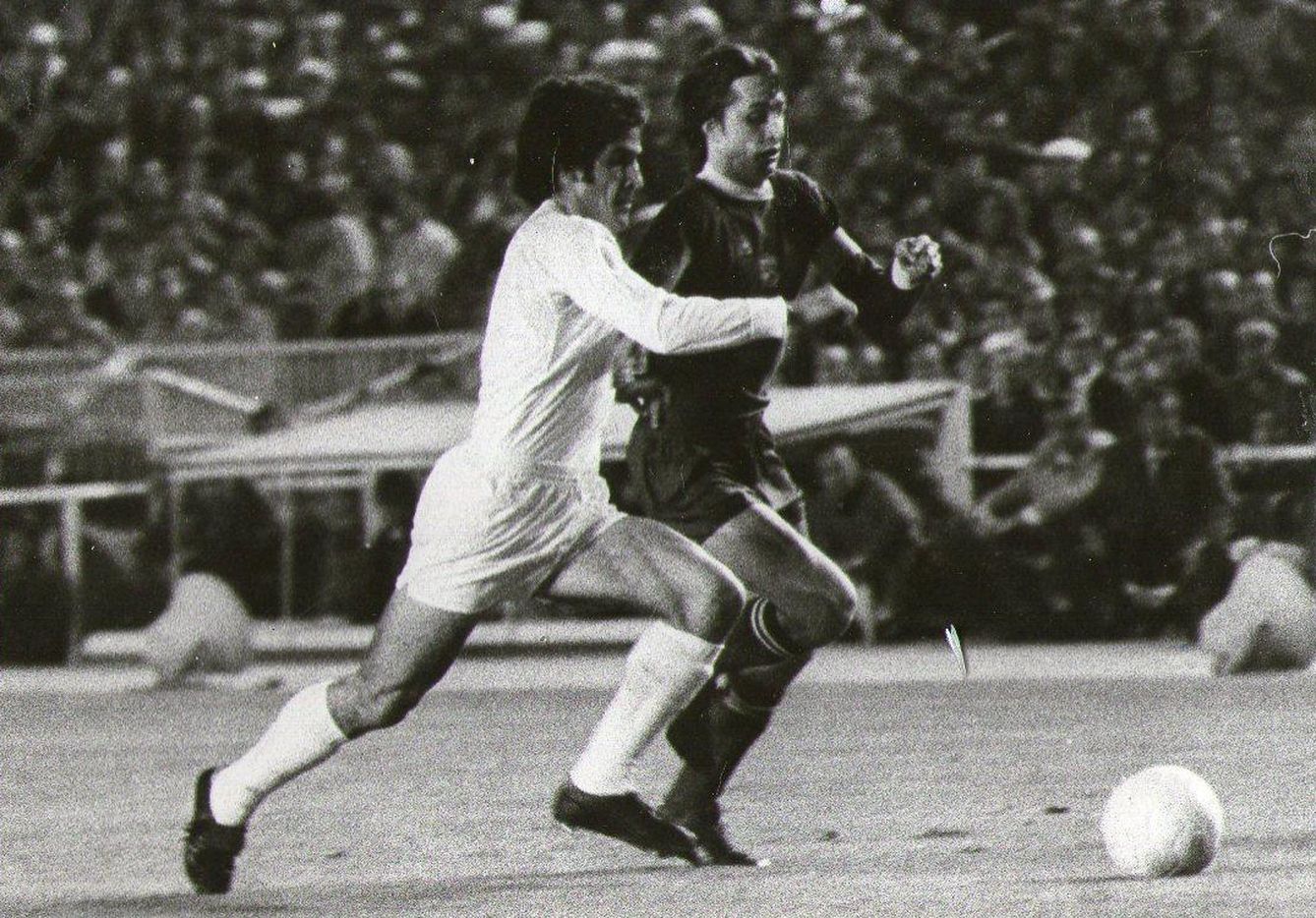 Benito persigue a Cruyff cuando jugaba en el Ajax en abril de 1973 (FOTO: Lmg)
