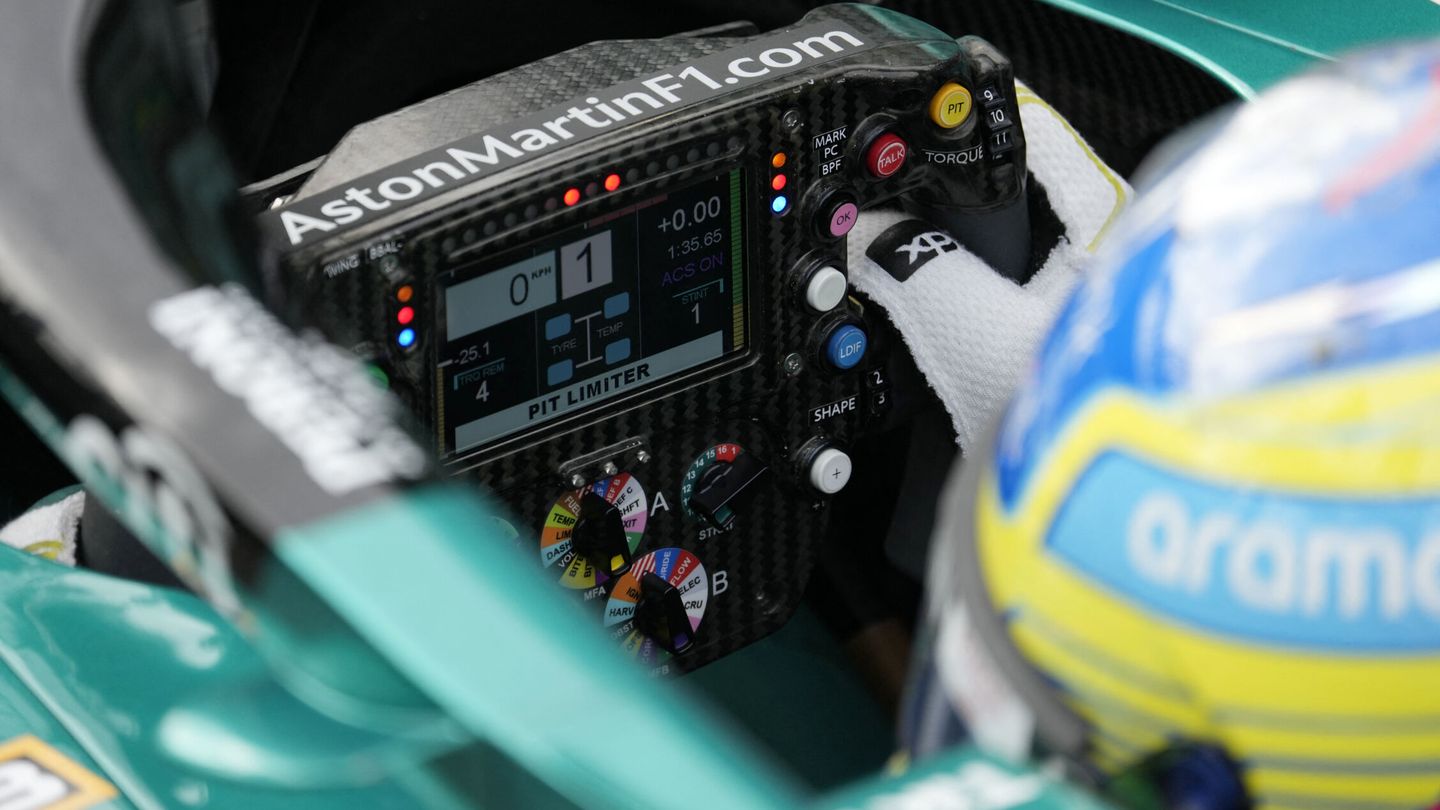 Alonso, a los mandos de su Aston Martin. (Reuters/Simon Baker)