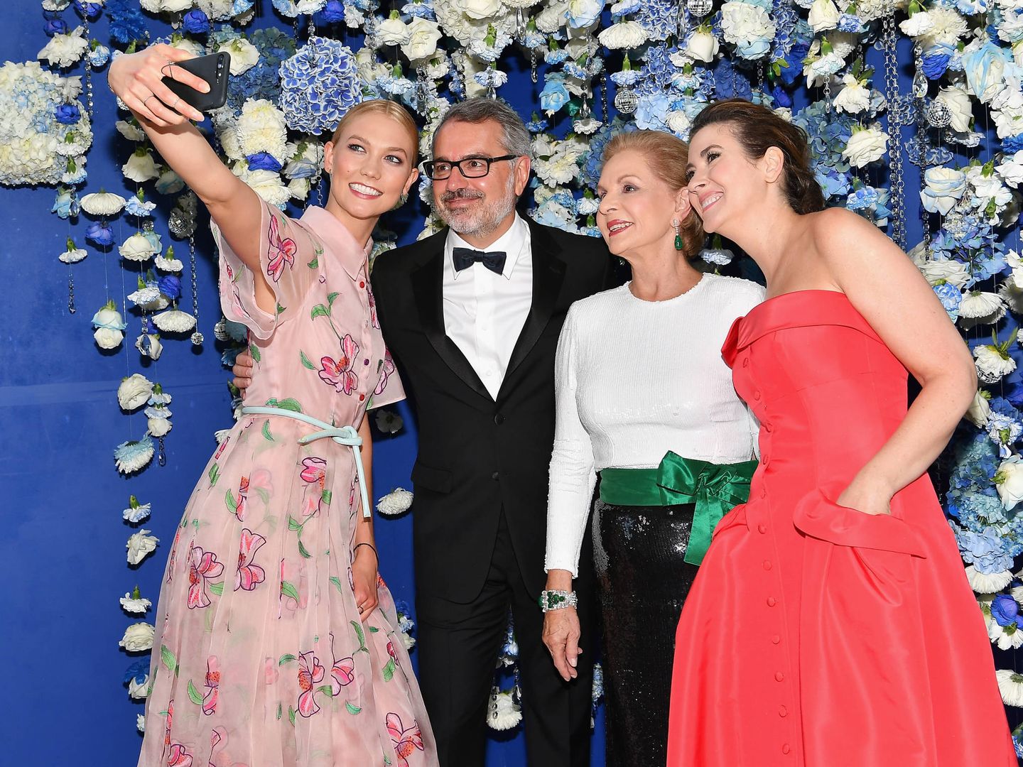 Karlie Kloss, Marc Puig, Carolina Herrera y Elizabeth Musmanno haciéndose un selfie (Getty)