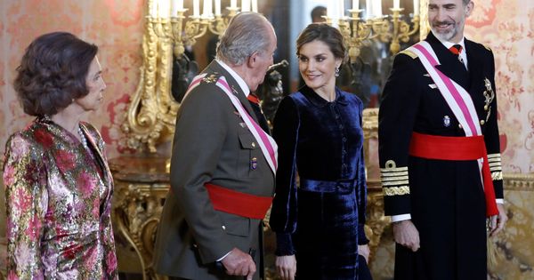 Foto: El rey Felipe VI, junto a la reina Letizia y los reyes eméritos, Juan Carlos y Sofía, durante la celebración hoy en el Palacio Real de la Pascua Militar. (EFE)