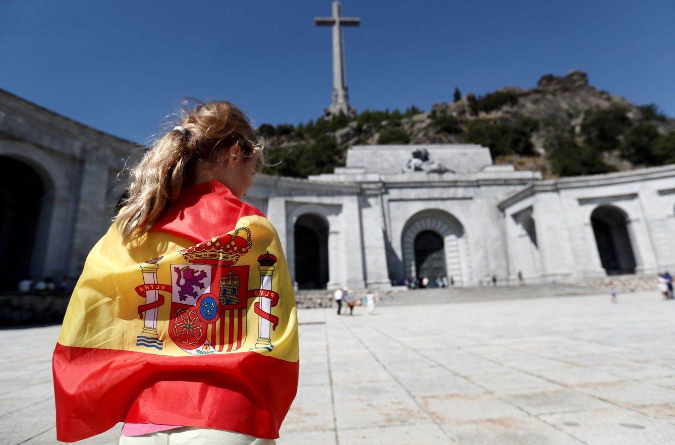 Una persona envuelta en una bandera en la explanada del Valle de los Caídos. (EFE/Mariscal)