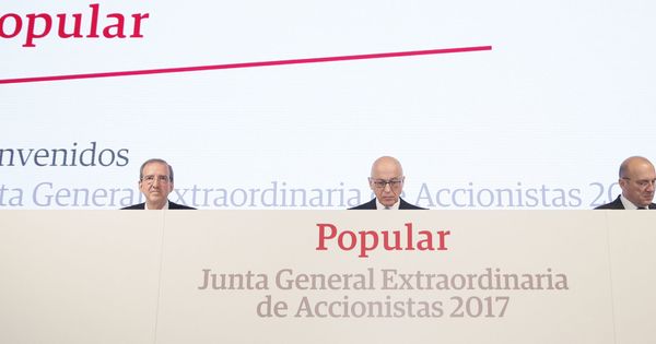 Foto: El vicepresidente del Banco Popular, Roberto Higuera (c), junto al secretario del consejo, Francisco Aparicio (i), y el consejero delegado, Pedro Larena (d). (EFE)