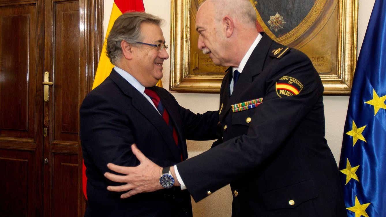 Foto: Juan Ignacio Zoido, junto al actual jefe superior de la Policía Nacional en Andalucía Occidental, José Antonio de la Rosa. (EFE)