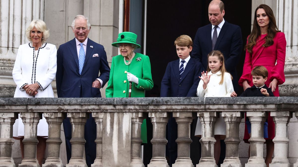 Isabel II pone el broche de oro a su jubileo: su aparición sorpresa en el balcón con su familia