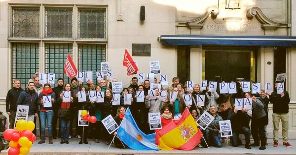 Foto: Trabajadores de la Embajada y el Consulado de España en Argentina durante una protesta. (Facebook)