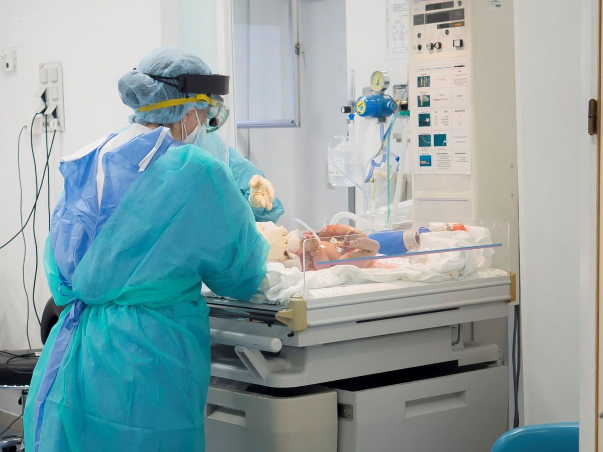 Foto: Un bebé en un hospital en Córdoba. (EFE)