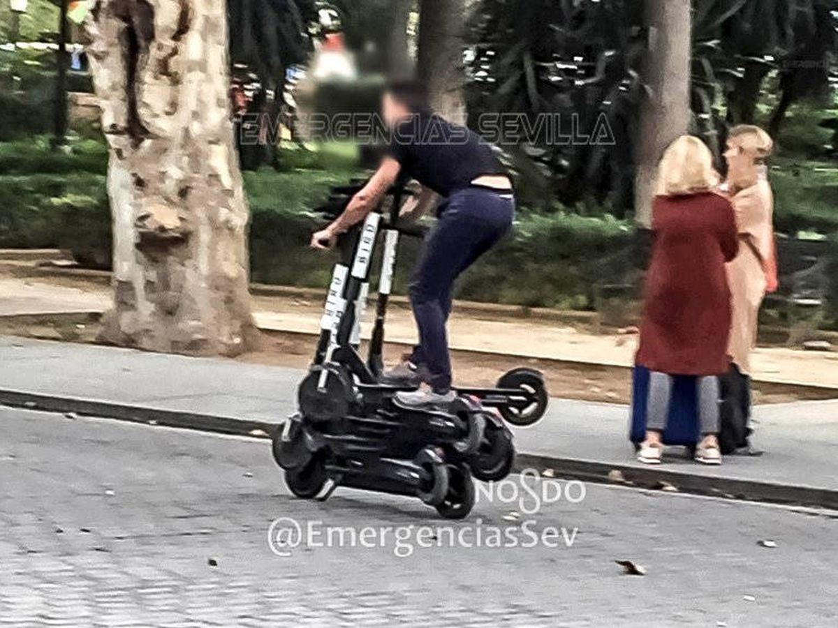 Foto: El operario circulaba por las calles de Sevilla montado sobre seis patinetes eléctricos a la vez (Foto: Twitter/Emergencias Sevilla)