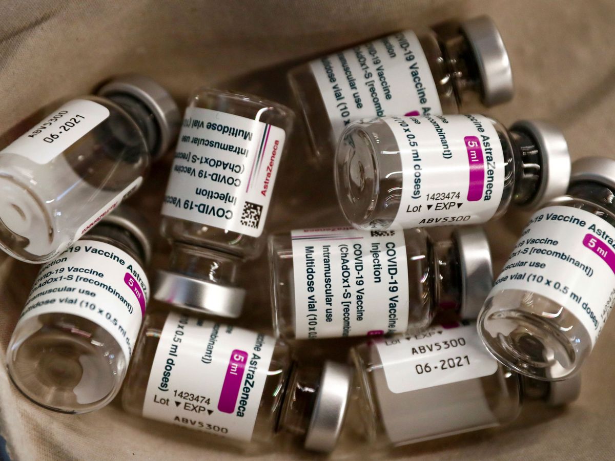 Foto: Viales vacíos de la vacuna de Astrazeneca. (Reuters) 