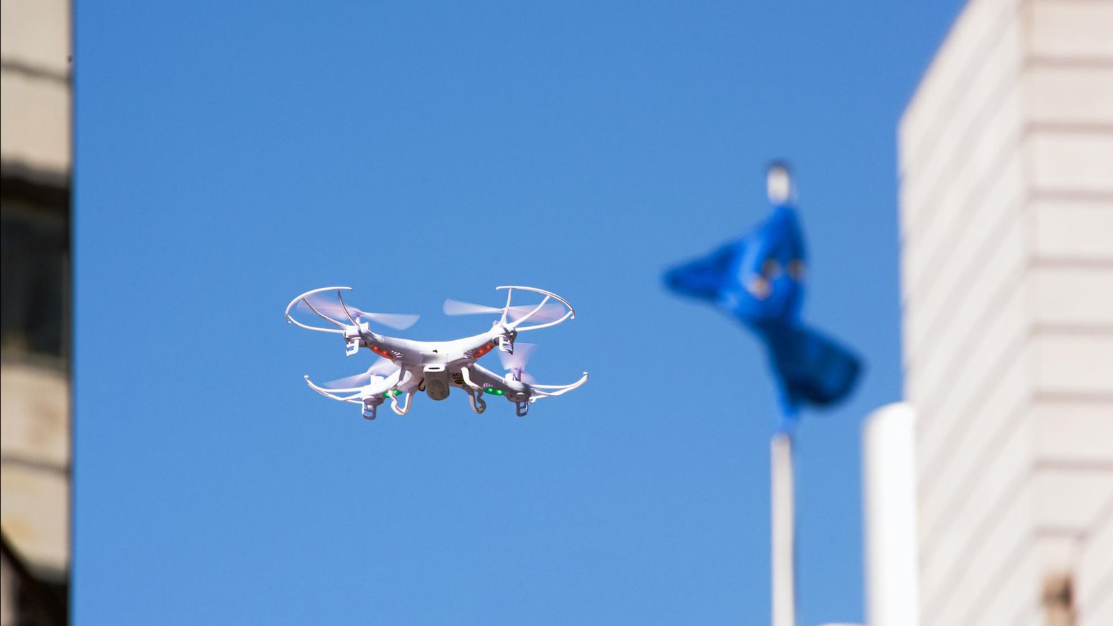 Foto: Un dron vuela en el Parlamento Europeo.