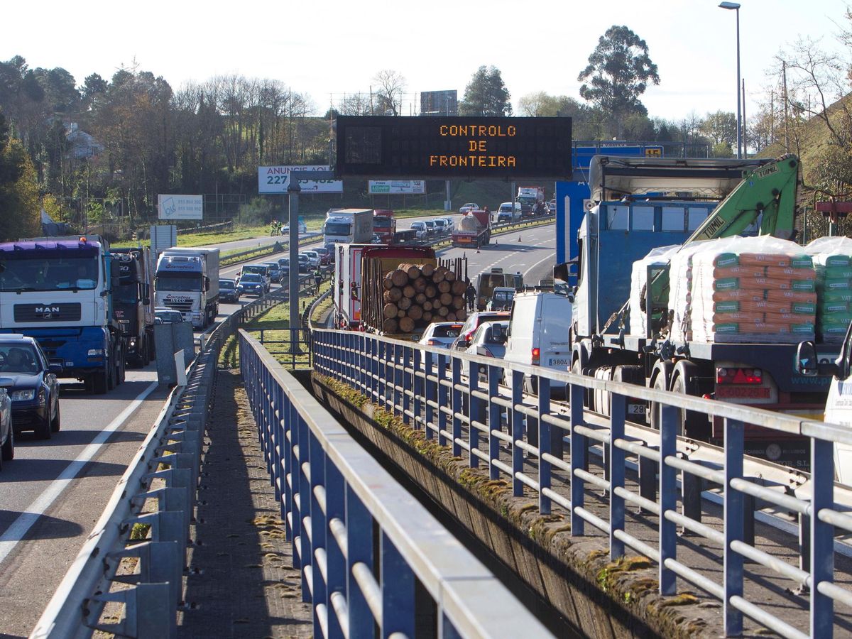 Foto: Vista del tráfico para cruzar el puente de Tui (Pontevedra) a Portugal tras el cierre de fronteras. (EFE)