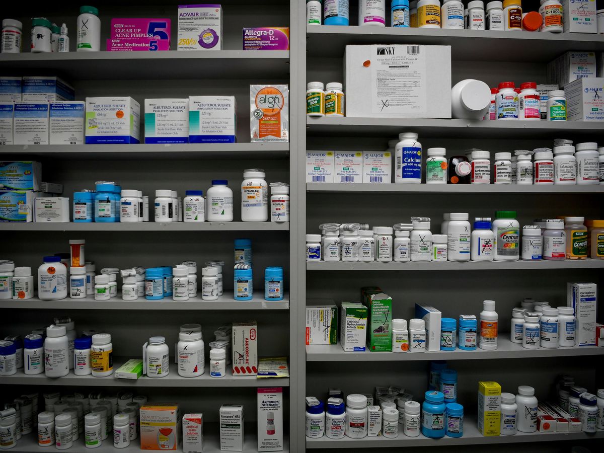 Foto: Estantería de una farmacia en Ohio, EEUU. (Reuters/Bryan Woolston)