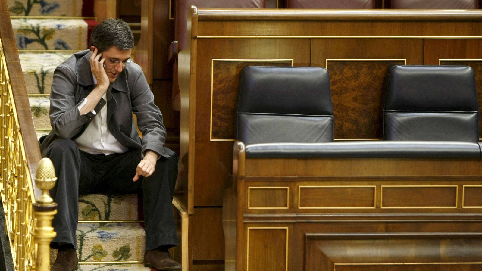 Foto: Eduardo Madina habla por teléfono en el Congreso de los Diputados. (EFE)