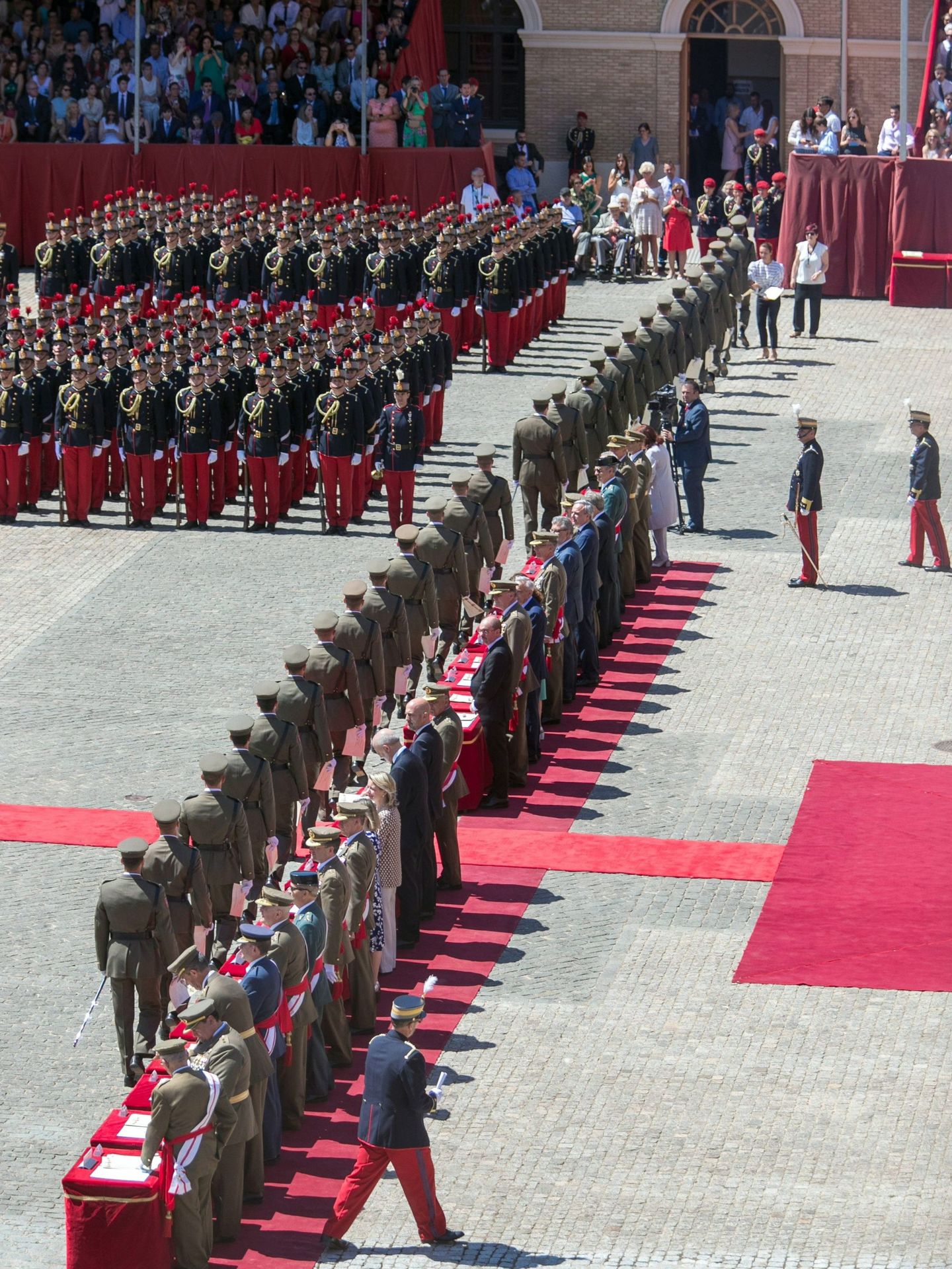 Entrega de Reales Despachos a los nuevos oficiales del Ejército de Tierra y de la Guardia Civil en Zaragoza. (EFE)