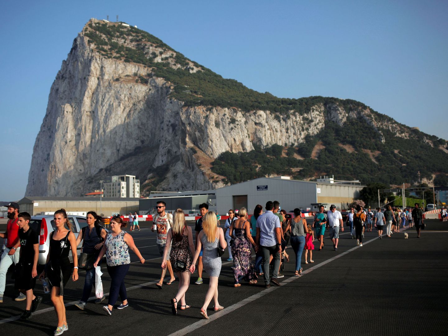 Cruce junto a la frontera ante el Peñón de Gibraltar. (Reuters) 