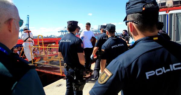 Foto: Llegada de la embarcación de Salvamento marítimo "Luz de Mar" al puerto de Algeciras (Cádiz) con 103 inmigrantes de origen marroquí, que han sido rescatados en aguas del Estrecho. (EFE)