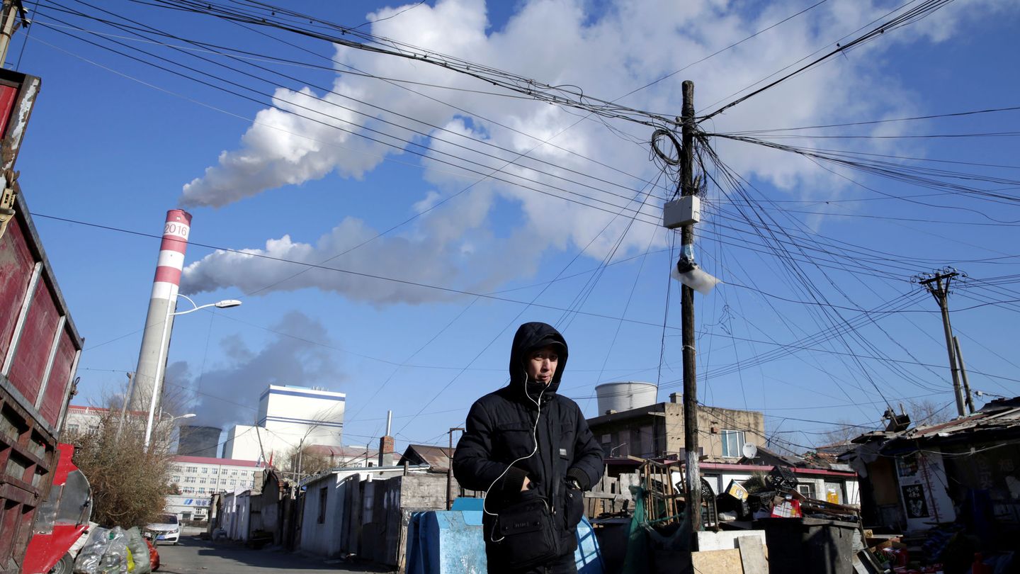 Un hombre camina cerca de una central de carbón, en la ciudad china de Harbin. (Reuters)