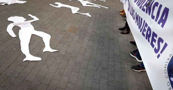 Foto: Manifestación en Snata Cruz de Tenerife en repulsa de los crímenes por violencia de género (Efe)