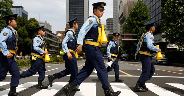 Foto: Policías japoneses en la capital, Tokio. (Reuters)
