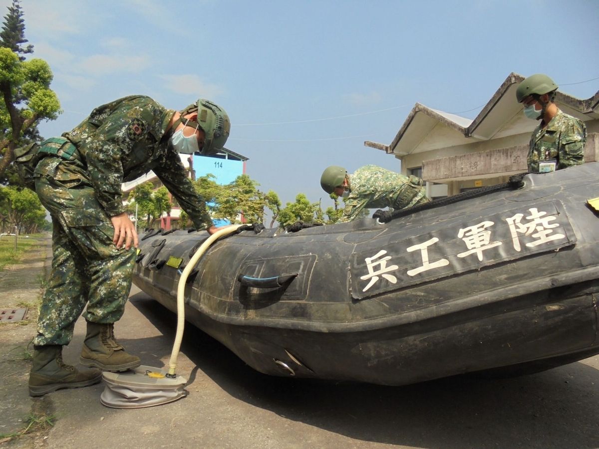 Foto: Militares preparando botes con los que rescatar a personas afectadas por el tifón. (Reuters)