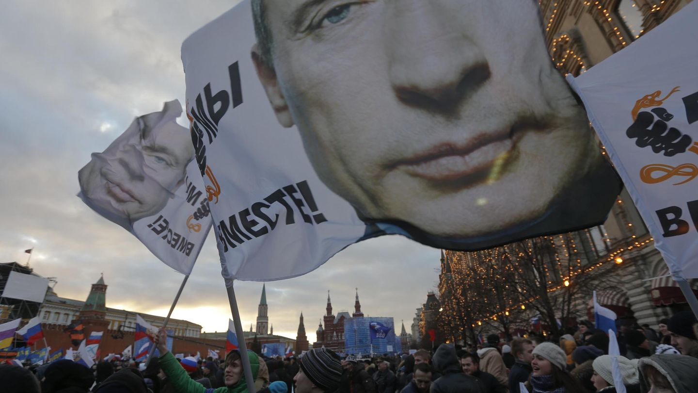 Una multitud celebra la anexión de Crimea a Rusia en el centro de Moscú (Reuters).
