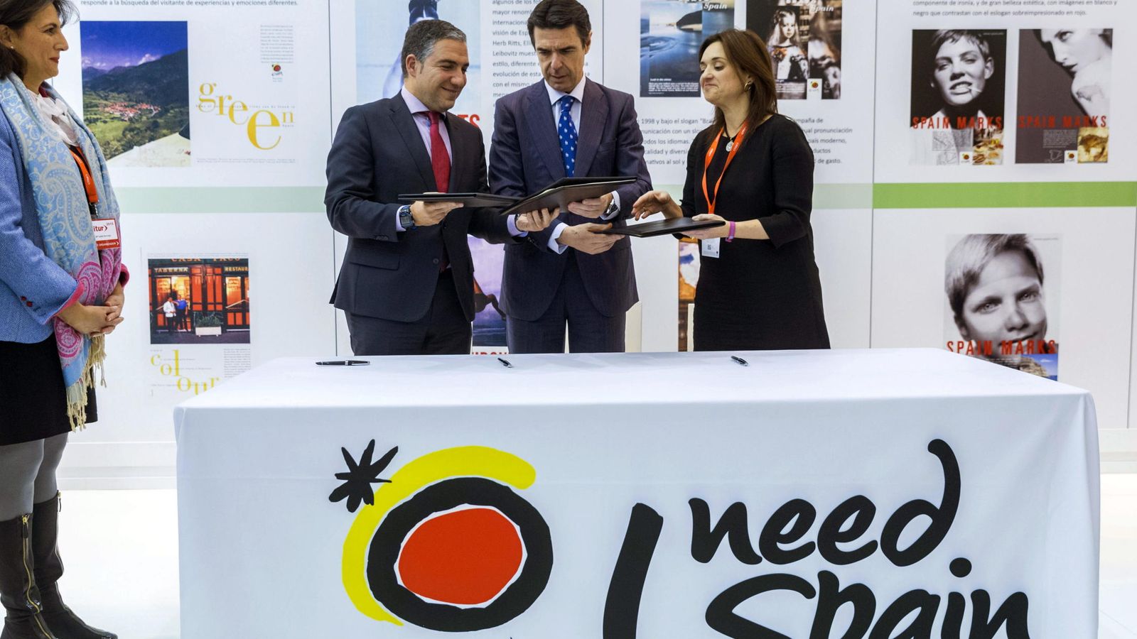 Foto: Margarita del Cid (d), junto al exministro de Industria, Energía y Turismo José Manuel Soria, en Fitur 2015. (EFE)