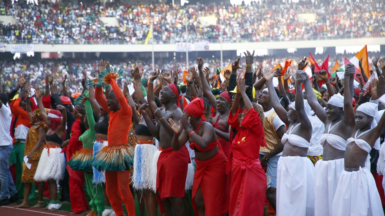 Foto: Coreógrafos actúan en el estadio olímpico de Ebimpe durante la inauguración por el presidente marfileño, Alassane Ouattara. (EFE/Legnan Koula)