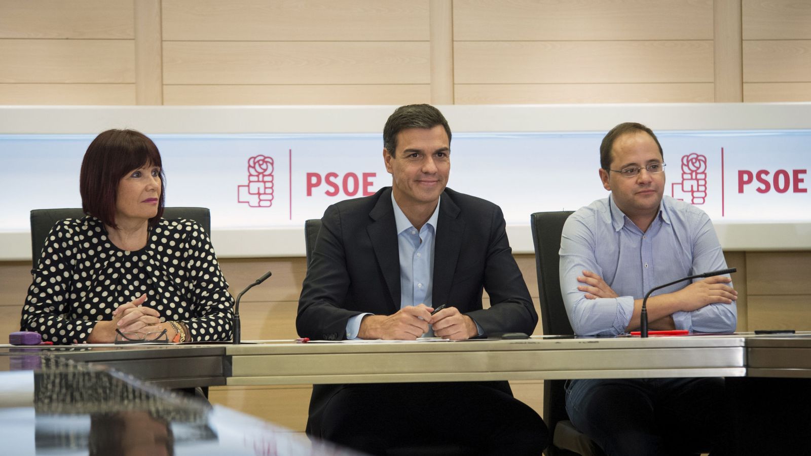 Foto: Pedro Sánchez, flanqueado por Micaela Navarro, presidenta del PSOE, y César Luena, secretario de Organización, en la reunión de la permanente del PSOE de este 26 de septiembre. (EFE)