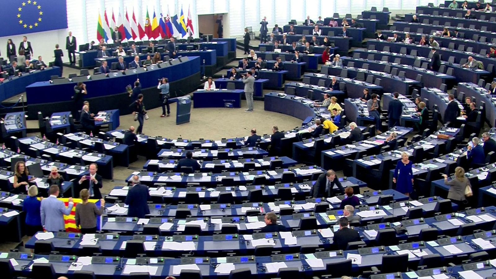 Foto: Imagen del Parlamento Europeo, con una estelada en los asientos. (Reuters)