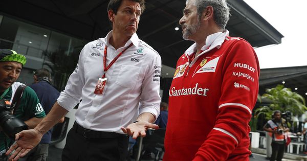 Foto: Ferrari Maurizio Arrivabene (d) y el jefe de Mercedes, Toto Wolff (i). (EFE)