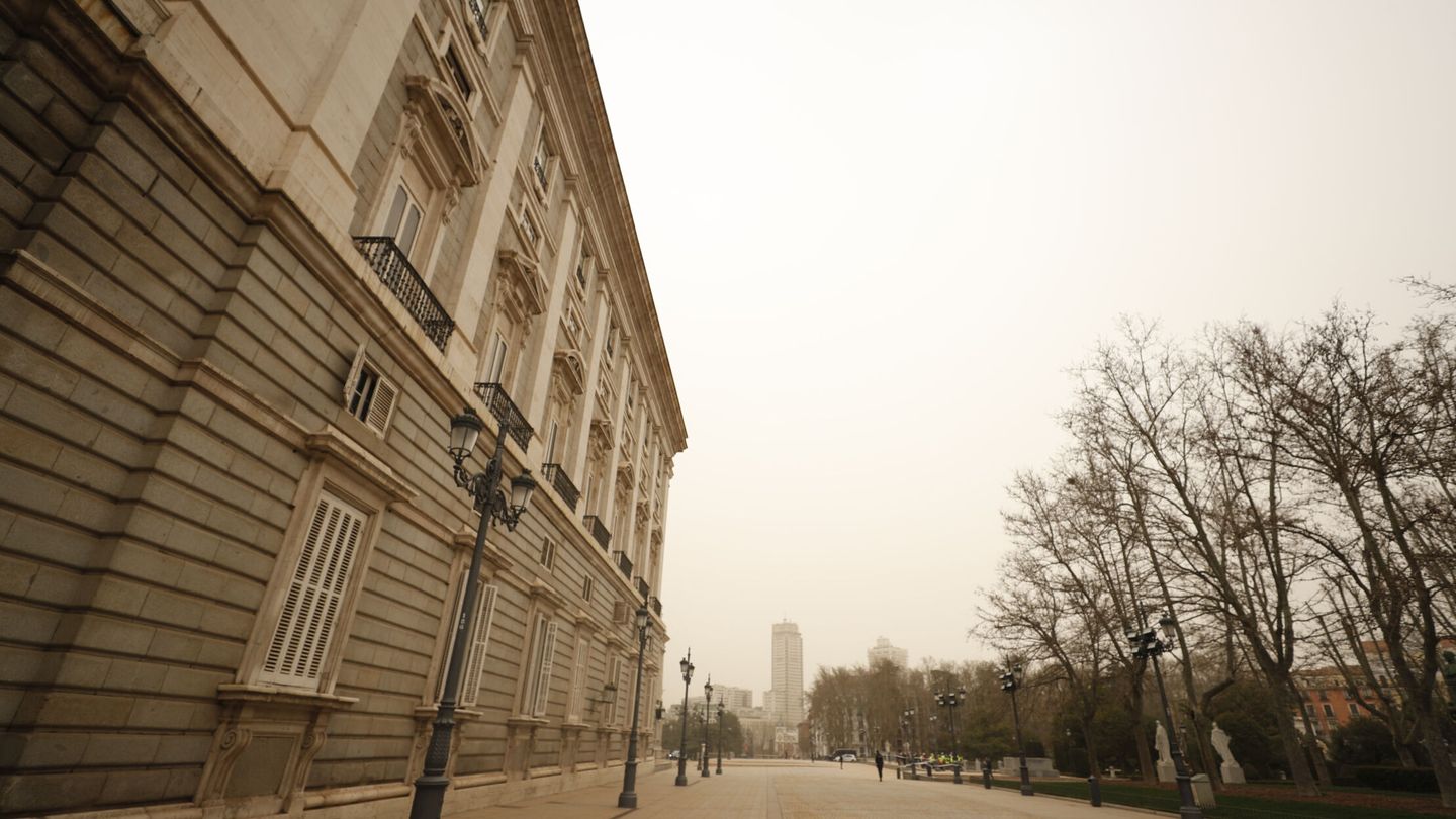 El cielo de Madrid con polvo en suspensión. (EFE/Javier Lizón) 
